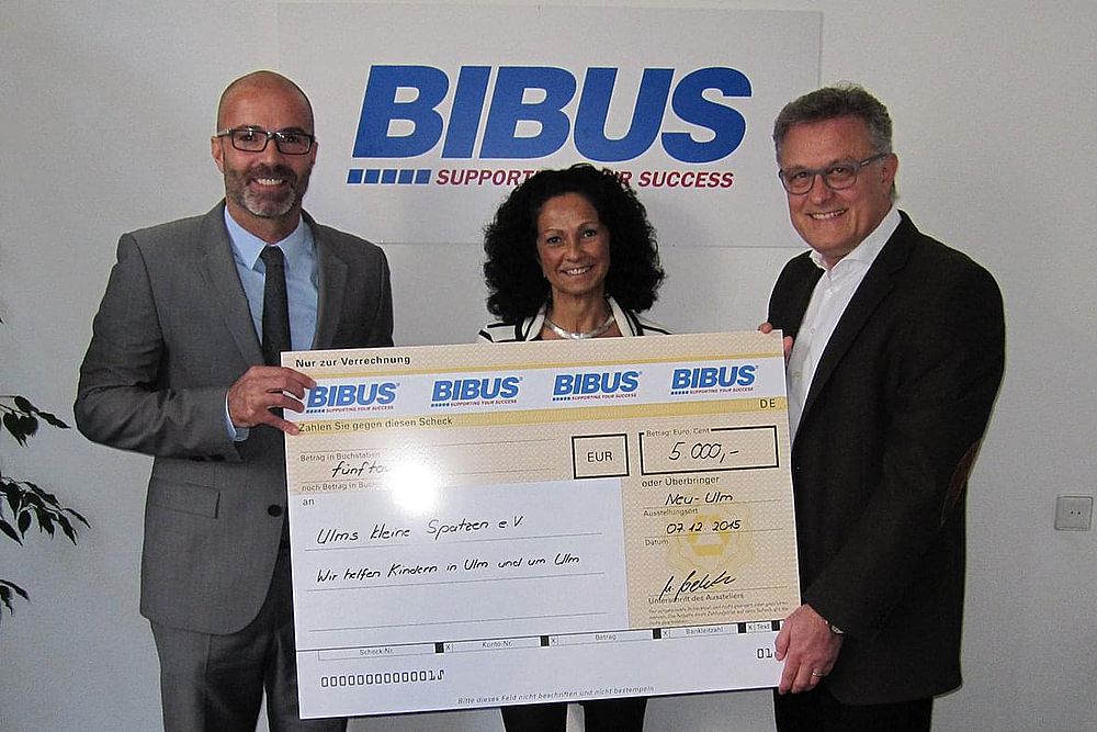 Walter Biersack, Vorsitzender Ulms kleine Spatzen e.V., Daniela Neubauer, Organisation und Marketing BIBUS GmbH, Michael Neubauer, Geschäftsführer BIBUS GmbH Walter Biersack, Vorsitzender Ulms kleine Spatzen e.V., Daniela Neubauer, Organisation und Marketing BIBUS GmbH, Michael Neubauer, Geschäftsführer BIBUS GmbH