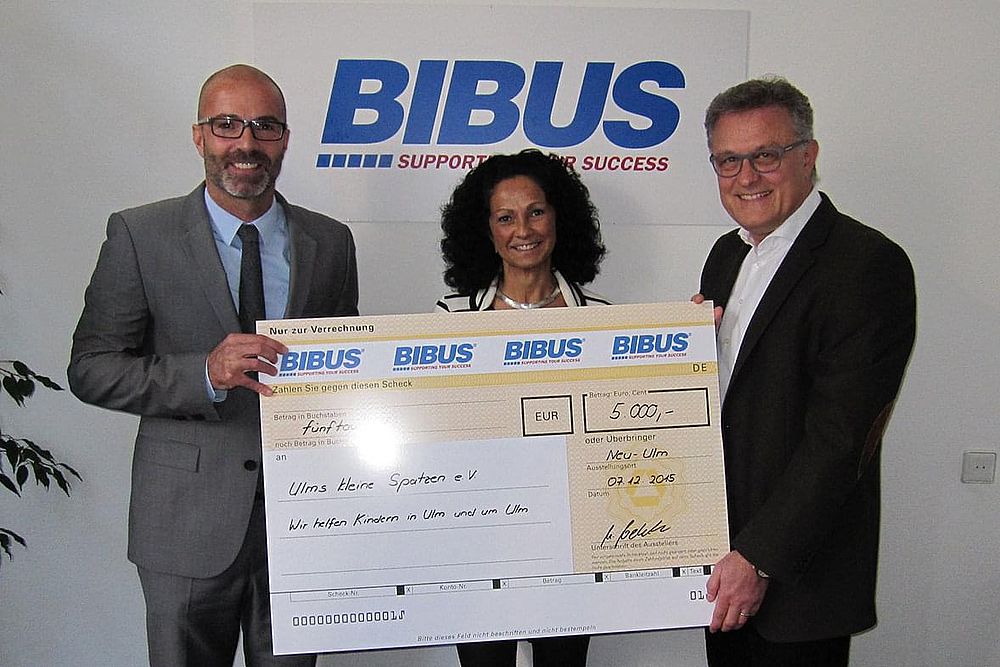 Walter Biersack, Vorsitzender Ulms kleine Spatzen e.V., Daniela Neubauer, Organisation und Marketing BIBUS GmbH, Michael Neubauer, Geschäftsführer BIBUS GmbH